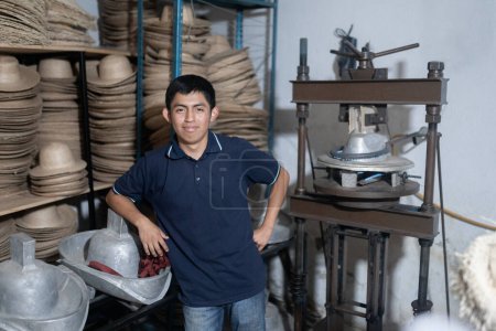 Porträt eines jungen hispanischen Arbeiters in einer Hutfabrik in Guatemala