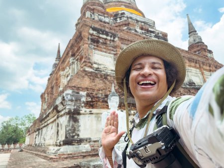 Viajero alegre con sonrisa amplia en ruinas antiguas del templo, ruinas antiguas del templo Selfie