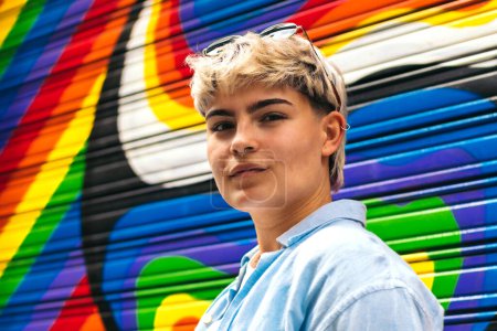 stilvolle Teenager-Mädchen-Porträt auf einem Hintergrund mit lgtb Farben