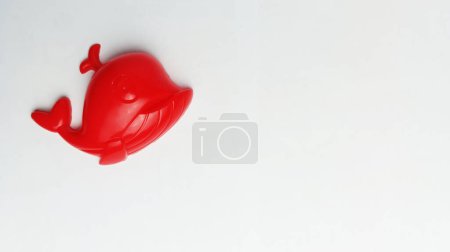 Kinderspielzeug Rotwal auf weißem Hintergrund