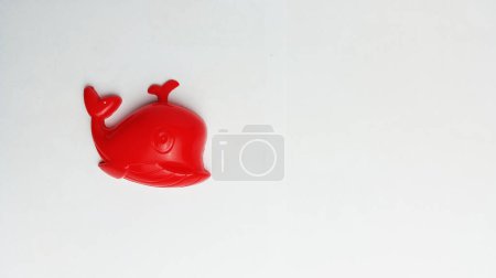 juguete para niños ballena roja sobre un fondo blanco