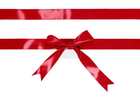 Foto de Diseño de envoltura de regalo con cintas rojas y lazo aislado sobre fondo blanco - Imagen libre de derechos