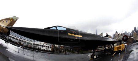 Téléchargez les photos : New York, États-Unis - 5 août 2023 : Avion militaire Lockheed SR-71 Blackbird sur le pont d'envol de l'Intrepid Sea, Air & Space Museum de New York - en image libre de droit