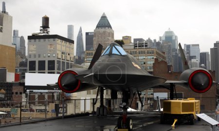 Téléchargez les photos : New York, États-Unis - 5 août 2023 : Avion militaire Lockheed SR-71 Blackbird sur le pont d'envol de l'Intrepid Sea, Air & Space Museum de New York - en image libre de droit