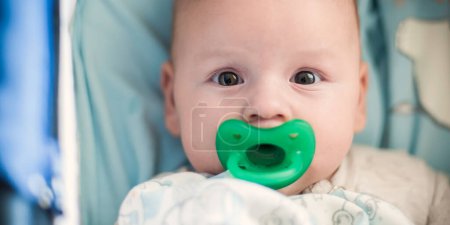 Téléchargez les photos : Vue de portrait de bébé paisible mignon. Amour et émotion familiale - en image libre de droit
