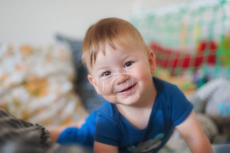Téléchargez les photos : Portrait de mignon bébé garçon heureux regardant la caméra. Concept de joie et de bonheur. Amour et émotion familiale - en image libre de droit