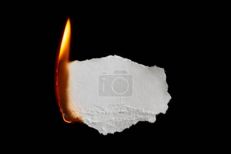 Téléchargez les photos : Burning paper, glowing edge of paper on a black background - en image libre de droit