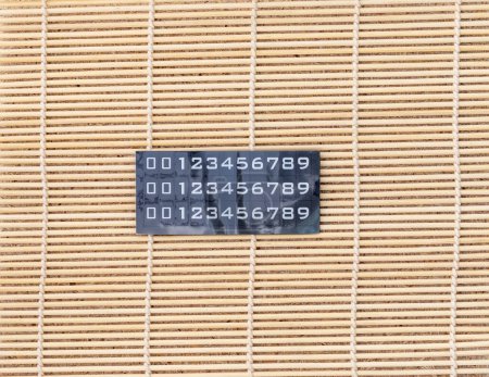 Foto de Pegatinas de números de goma sobre un fondo de bambú - Imagen libre de derechos