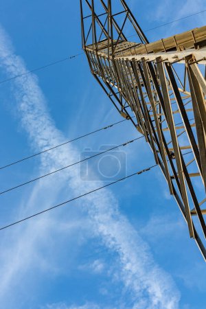 Foto de Torres o torres de transmisión de electricidad con cielo nublado en el fondo - Imagen libre de derechos
