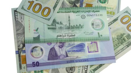 Foto de Nuevos billetes de banco de polímero de los Emiratos Árabes Unidos con nuevos billetes en dólares - Imagen libre de derechos
