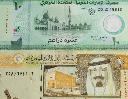 Foto de Emirato Árabe Unido nuevo billete de banco de polímero de 10 dirhams con Reino de Arabia Saudita 10 Riyals - Imagen libre de derechos