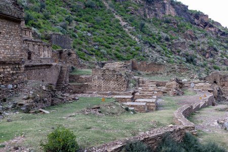 Téléchargez les photos : Le site archéologique de tokar dara stupa dans la vallée du najigram dans le tehsil Barikot du district Swat - en image libre de droit