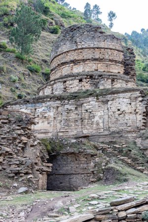 Foto de El sitio arqueológico Tokar-dara Stupa en el valle de Swat - Imagen libre de derechos