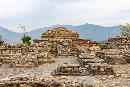 Téléchargez les photos : Le némogramme stupas censé avoir été construit en 2-3 siècle - en image libre de droit