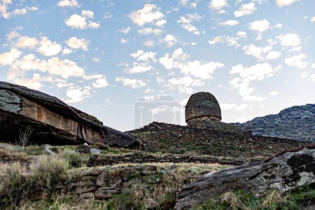 Foto de La estupa Balo kaley es una obra maestra de la arquitectura antigua, se encuentra en lo alto de la montaña y es visible desde una larga distancia - Imagen libre de derechos