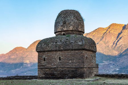 Foto de El vihara de doble cúpula del siglo II, un monasterio budista, en Balokaley en el valle de Kandak, Barikot, Swat, Pakistán - Imagen libre de derechos
