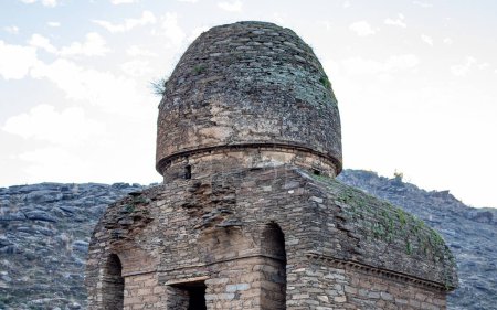 Foto de Se cree que el santuario de doble cúpula de Gumbat-Balo Kaylee fue construido en el (siglo I y II) en el valle de Swat, Pakistán. - Imagen libre de derechos