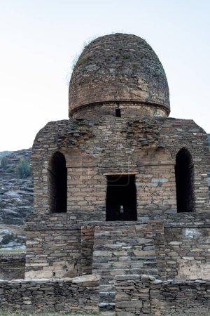 Foto de La única estructura de doble cúpula de la antigua era budista (siglo I y II) es la única estupa de doble cúpula izquierda en el sur de Asia.. - Imagen libre de derechos