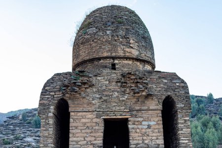 Foto de La estupa de doble cúpula de Balo kaley tiene una rica cultura y herencia religiosa que se cree que se construyó en el siglo I y II CE.) - Imagen libre de derechos