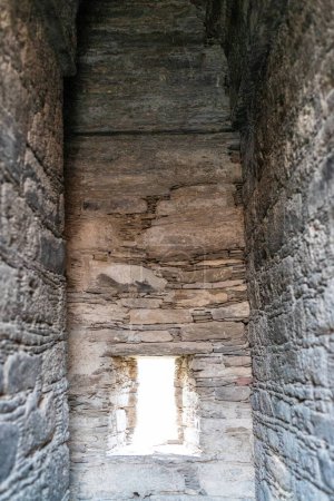 Foto de Vista de la ventana desde el interior del Santuario, Vihara, restos de las estupas cúpula doble Balo kaley - Imagen libre de derechos