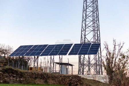 Ein Mobilfunkturm in der abgelegenen Gegend, der von Solarzellen angetrieben wird