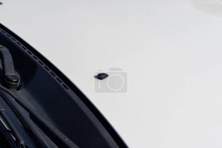 Téléchargez les photos : Windshield washer nozzle over car bonnet closeup - en image libre de droit