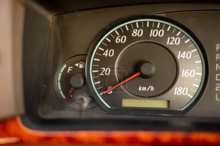 Téléchargez les photos : Car speedometer closeup. No progress concept - en image libre de droit
