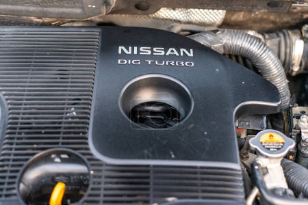Téléchargez les photos : Swat, Pakistan - 19 mai 2023 : Nissan Juke DIG turbo moteur vue rapprochée - en image libre de droit