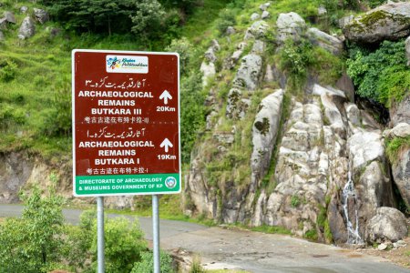 Foto de Letrero de carretera de un sitio arqueológico de bukarara iii: Valle de Swat, Pakistán - 10 de junio de 2023. - Imagen libre de derechos