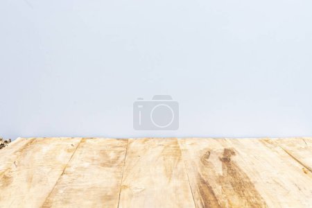 Foto de Madera vieja mesa en blanco uso para productos de exhibición. Estudio vacío o fondo. - Imagen libre de derechos