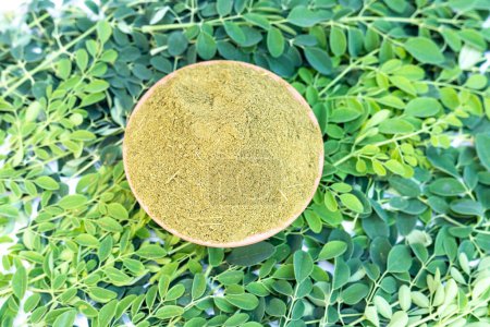 Foto de Moringa en polvo con hojas frescas vista laica plana - Imagen libre de derechos