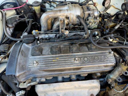 Téléchargez les photos : Toyota vieux modèle quatre cylindres moteur de voiture gros plan : 04 Décembre 2023 - Swat, Pakistan. - en image libre de droit