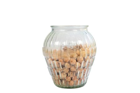 Téléchargez les photos : Vase en cristal rempli de boules d'argile Leca isolées sur fond blanc - en image libre de droit