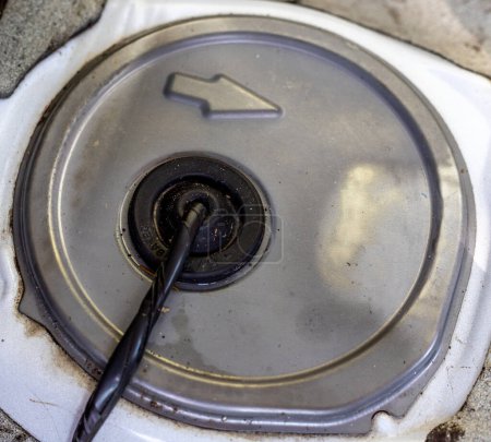Téléchargez les photos : Pompe à essence sous le siège arrière d'une berline - en image libre de droit