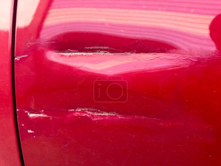 Téléchargez les photos : Égratignures profondes sur la carrosserie en raison d'un accident - en image libre de droit