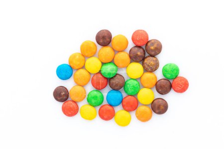 Foto de Coloridos botones de chocolate de caramelo sobre fondo blanco aislado - Imagen libre de derechos