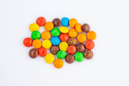 Téléchargez les photos : Bonbons colorés isolés sur fond blanc - en image libre de droit