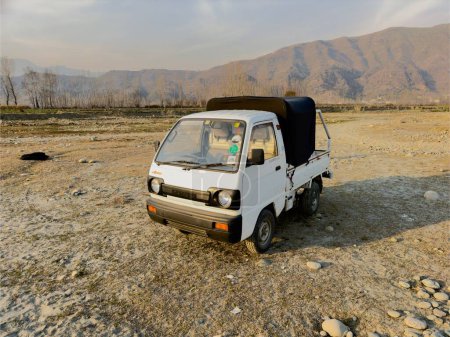 Foto de Camión Suzuki Carry en el campo de Pakistán: Swat, Pakistán - 16 de febrero de 2024. - Imagen libre de derechos