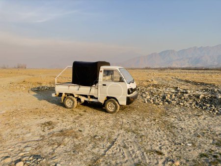 Foto de Camioneta Suzuki: Swat, Pakistán - 16 de febrero de 2024. - Imagen libre de derechos