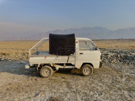 Foto de Vista lateral de la camioneta Suzuki blanca: Swat, Pakistán - 16 de febrero de 2024. - Imagen libre de derechos
