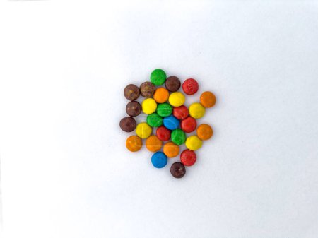 Foto de Múltiples caramelos de botón de color sobre un fondo blanco aislado - Imagen libre de derechos