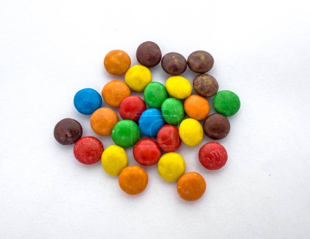 Téléchargez les photos : Bonbons colorés sur un fond blanc - en image libre de droit