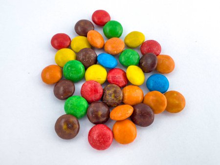Téléchargez les photos : Bonbons boutons colorés sur fond blanc isolé - en image libre de droit