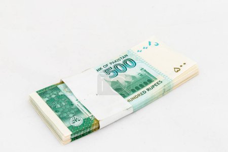 Pakistan Fünfhundert-Rupien-Banknotenbündel auf weißem isolierten Hintergrund