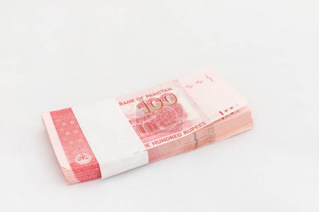 Paquistán paquete de billetes de denominación de cien rupias sobre fondo blanco aislado