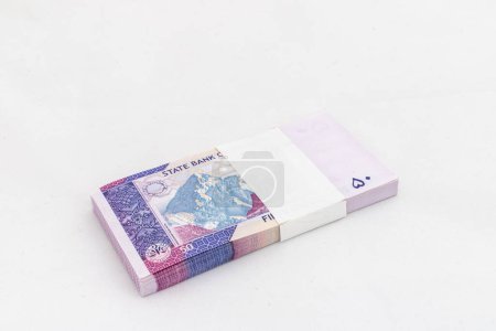 Foto de Pakistán nota de cincuenta rupias sobre fondo blanco aislado - Imagen libre de derechos