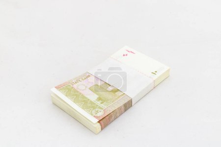 Paquistán paquete de billetes de denominación de diez rupias sobre fondo blanco aislado