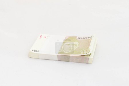 Pakistan Zehn-Rupien-Banknotenbündel auf weißem Hintergrund