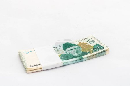 Paquete de billetes paquistaníes de quinientas rupias sobre fondo blanco aislado