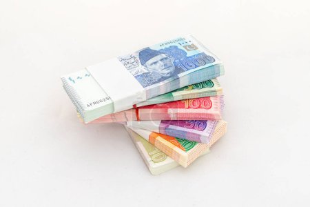 Paquetes de billetes en moneda paquistaní sobre fondo blanco aislado
